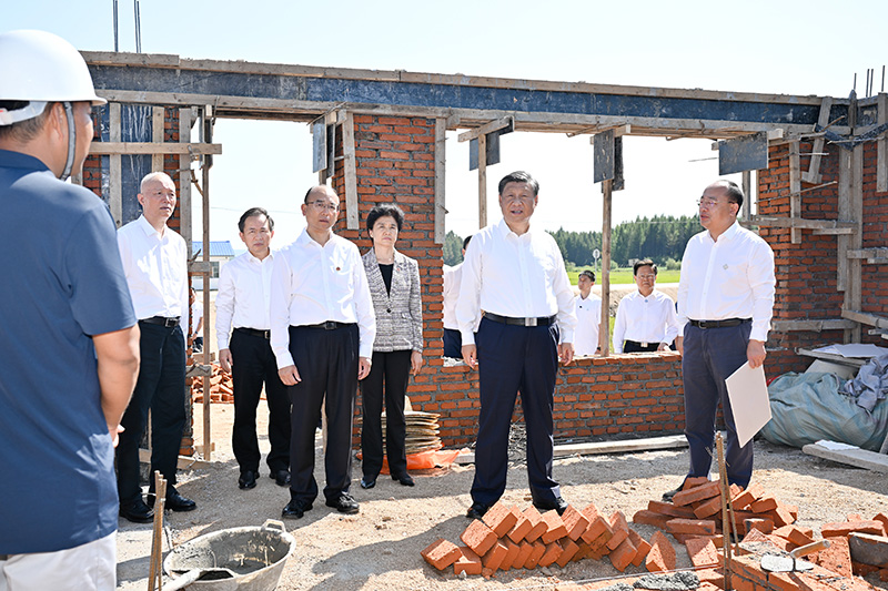9月6日至8日，中共中央总书记、国家主席、中央军委主席习近平在黑龙江考察。这是7日上午，习近平在遭受洪涝灾害的哈尔滨尚志市老街基乡龙王庙村，察看水毁房屋重建情况。